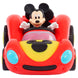 Mickey au volant de son véhicule, prêt à s'amuser dans un décor lumineux