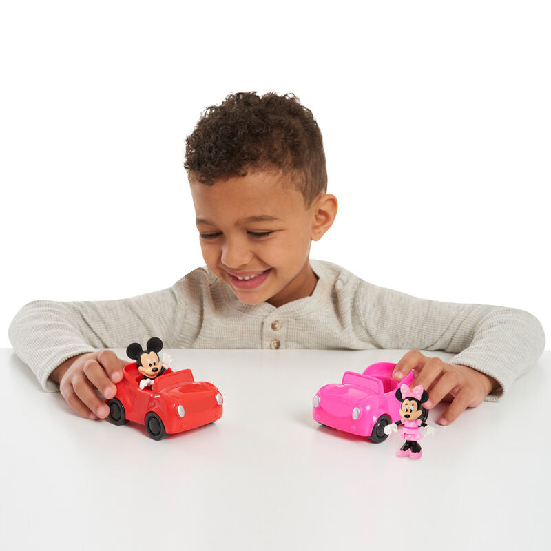 Gros plan sur la tête souriante de la figurine Mickey Mouse en plastique durable
