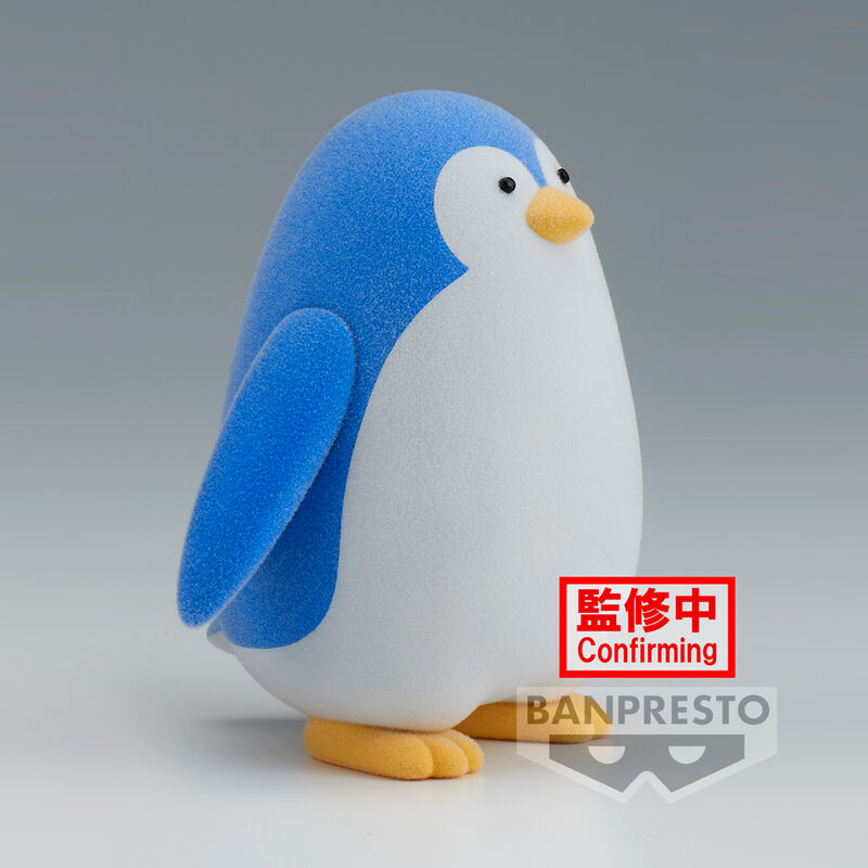 Figurine Fluffy Puffy Pingouin Spy X Family posée sur une étagère avec lumière naturelle