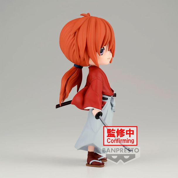 Vue latérale de la figurine Kenshin Himura Q Posket montrant sa posture dynamique
