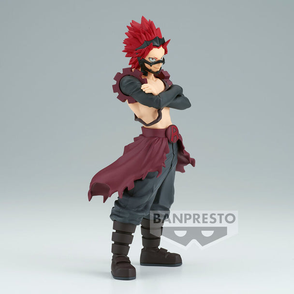 Profil gauche de la figurine Red Riot montrant la posture dynamique et expression déterminée