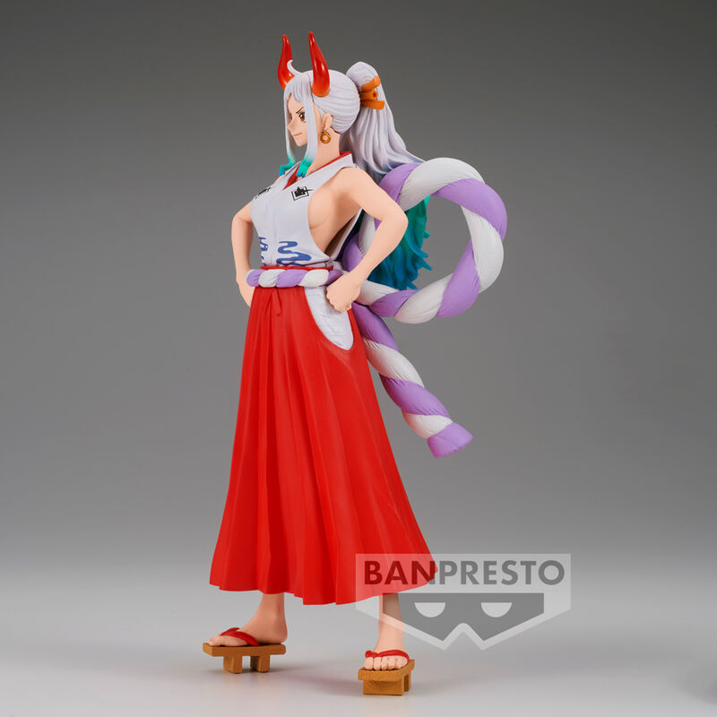 Vue rapprochée de la tête de la figurine Yamato One Piece avec expression intense et coiffure détaillée