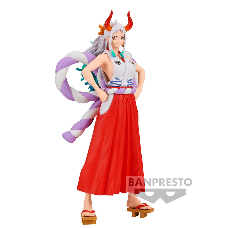 Figurine Yamato One Piece 22cm exposée sur un socle, illustrant sa stabilité et finition soignée
