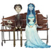 Détail des mains jointes d’Emily et Victor sur la figurine, soulignant leur lien