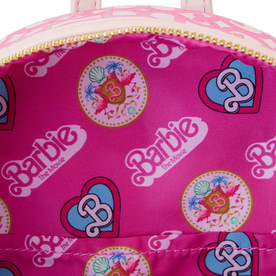 Sac à dos Loungefly Barbie porté sur le dos, illustrant son style et sa taille compacte
