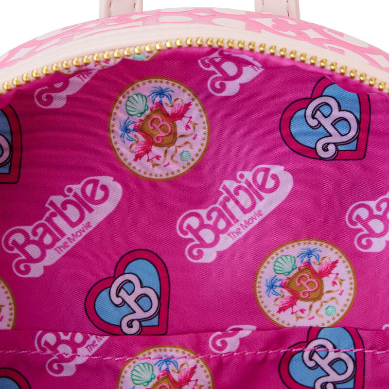 Sac à dos Loungefly Barbie porté sur le dos, illustrant son style et sa taille compacte