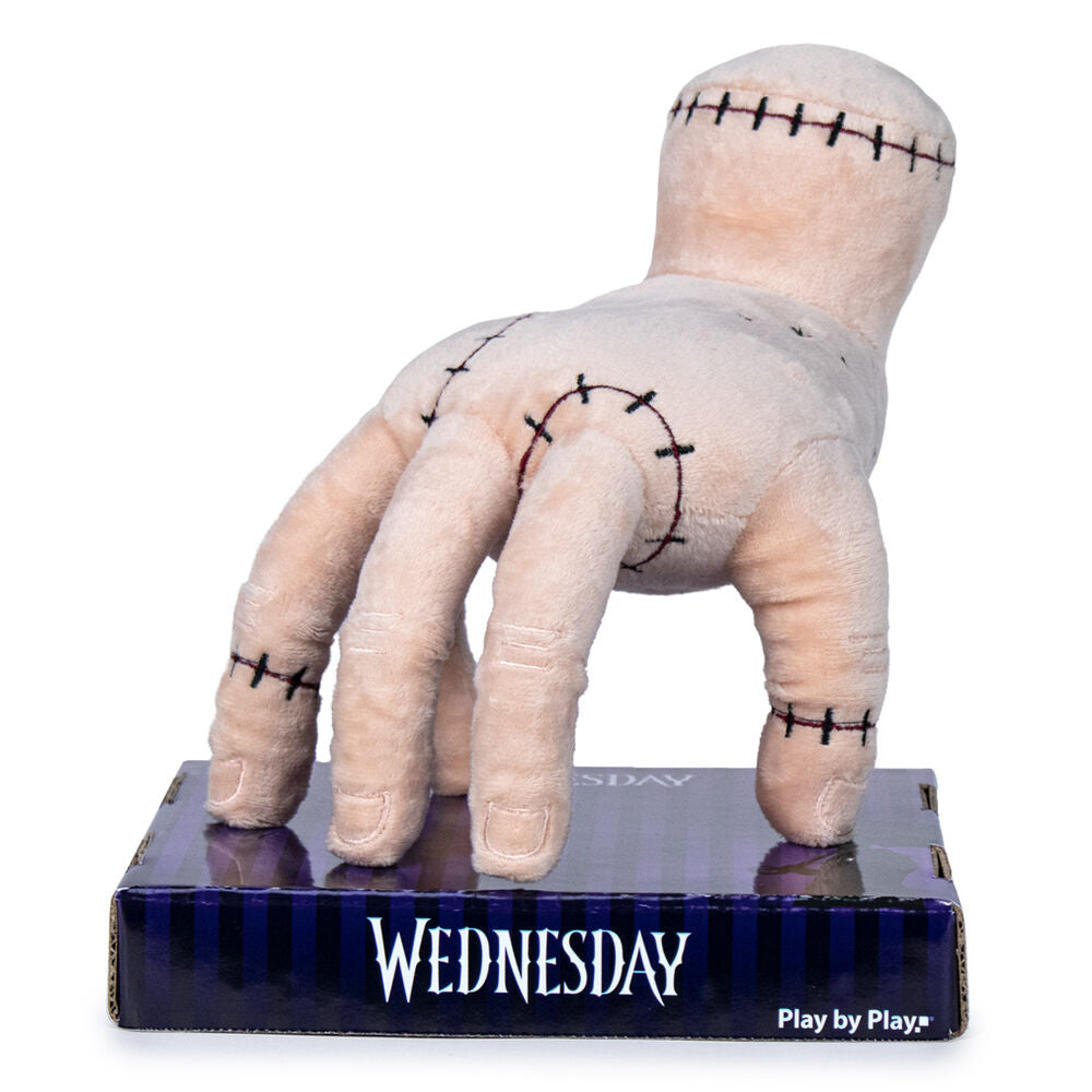 Détail de la texture douce de la peluche Wednesday Thing NETFLIX 25 cm