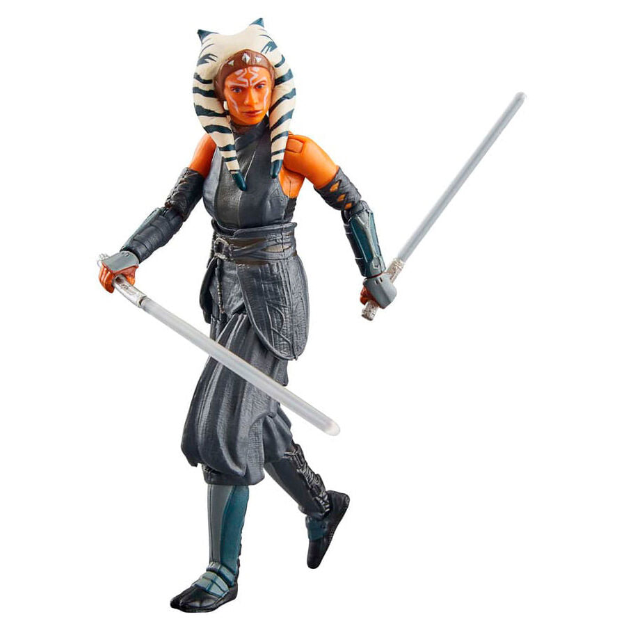 Figurine Ahsoka Tano avec accessoires inclus posée sur un socle noir de la série Black Series