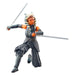 Vue latérale de la figurine Ahsoka Tano 9,5 cm mettant en avant l'articulation des bras et jambes