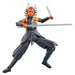 Ensemble complet de la figurine Ahsoka Tano avec ses accessoires, prêt pour la collection Star Wars