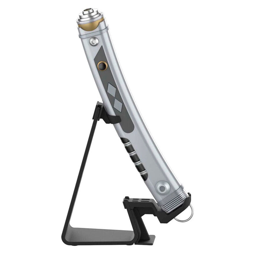 Vue rapprochée des effets sonores et lumineux activés sur le sabre laser