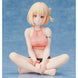 Vue latérale de la figurine Chisato Nishikigi avec tenue caractéristique en PVC