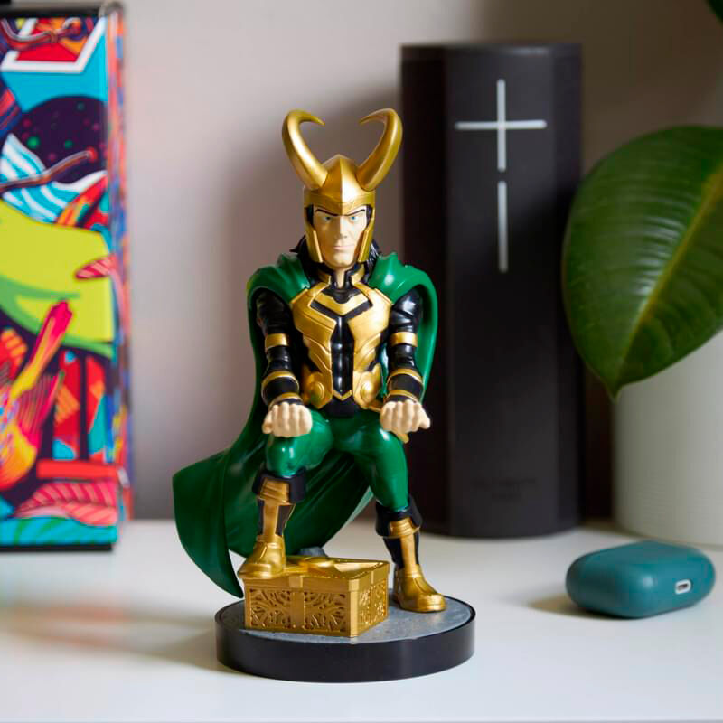 Support Marvel Loki posé sur une table de salon moderne, usage quotidien