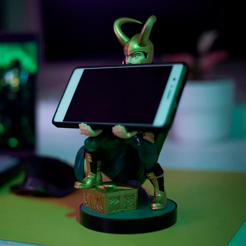 Support Marvel Loki avec smartphone iPhone posé verticalement, démonstration de stabilité