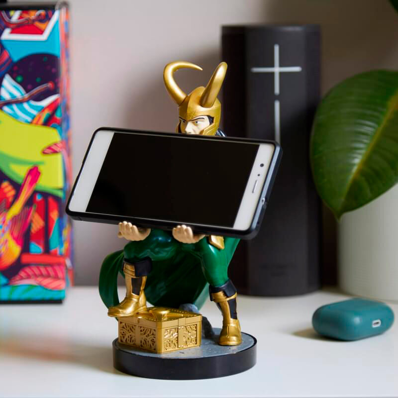 Support Marvel Loki exposé dans un environnement gaming avec éclairage LED