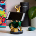 Support Marvel Loki exposé dans un environnement gaming avec éclairage LED