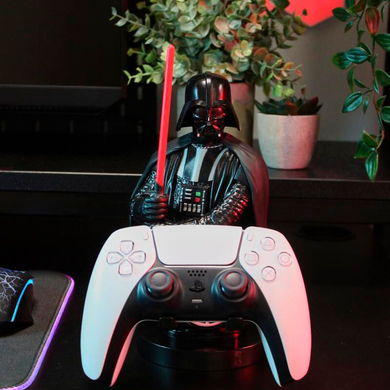 Support Cable Guy et figurines Star Wars en arrière-plan
