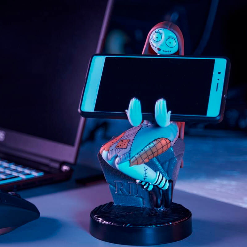 Photo d’ambiance de la figurine Sally sur un bureau gaming moderne