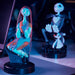 Comparaison de la figurine Sally avec une télécommande universelle posée dessus