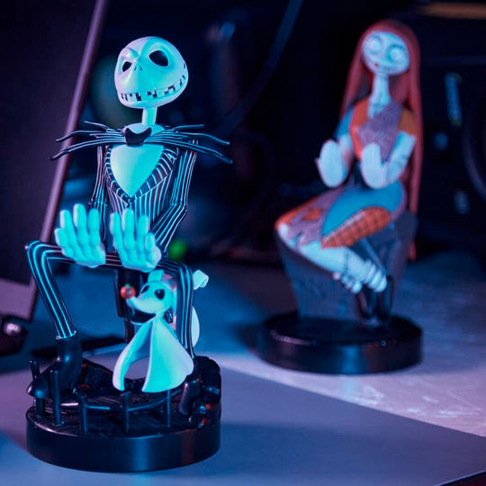 Figurine Jack Skellington sur bureau gaming avec accessoires et manettes
