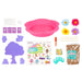 Vue rapprochée des outils de jardinage colorés inclus dans le set Gabbys Dolls House