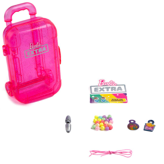 Vue rapprochée des petits accessoires Barbie inclus dans la mini valise