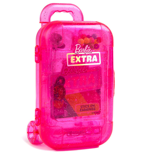 Enfant jouant avec la mini valise Barbie et ses accessoires colorés