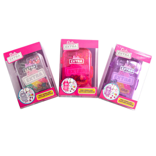 Accessoires Barbie colorés disposés autour de la mini valise rose