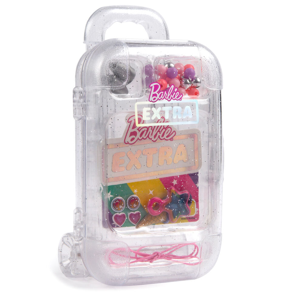 Accessoires Barbie variés disposés sur une surface blanche pour présentation