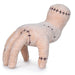 Zoom sur le visage expressif de la peluche Wednesday Thing, mettant en valeur ses traits uniques