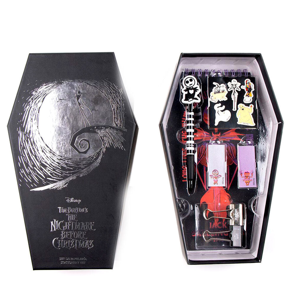 Détail des crayons et stylos décorés aux motifs du film Nightmare Before Christmas
