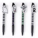 Zoom sur un stylo noir à l'effigie de Jack Skellington avec détails précis et couleurs vives
