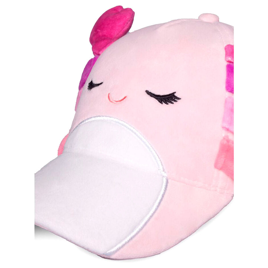 Squishmallows Cailey Cap DIFUZED tenue dans les mains d’un enfant, montrant son confort et sa douceur