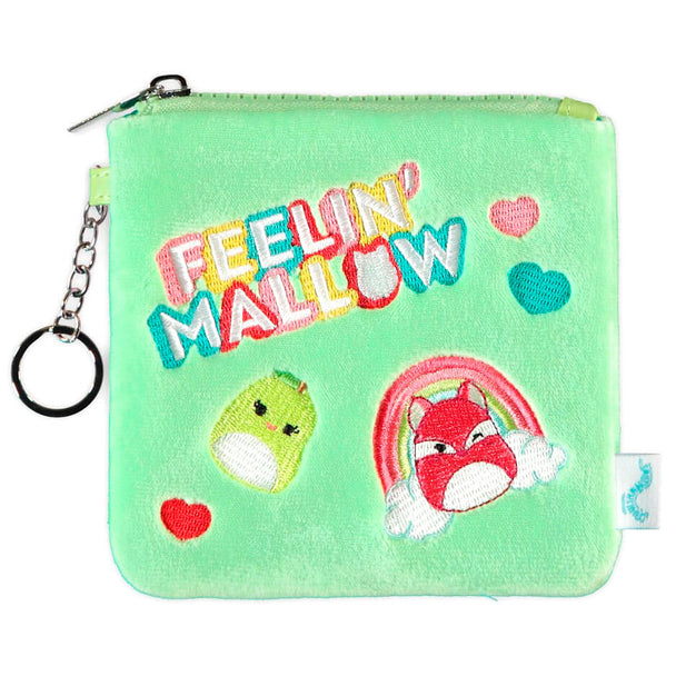 Vue rapprochée du portefeuille fluffy Squishmallows montrant la texture moelleuse et les détails brodés