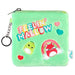 Vue rapprochée du portefeuille fluffy Squishmallows montrant la texture moelleuse et les détails brodés