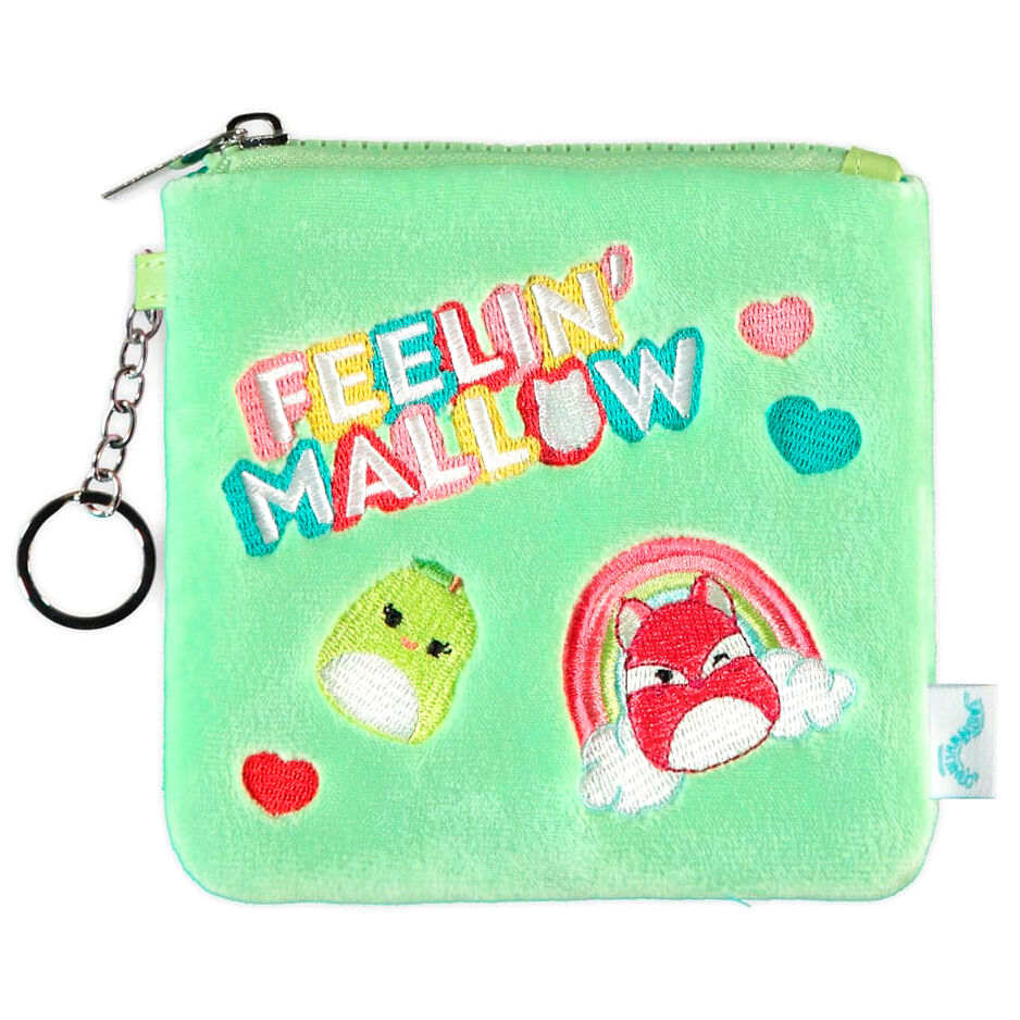 Vue rapprochée du portefeuille fluffy Squishmallows montrant la texture moelleuse et les détails brodés