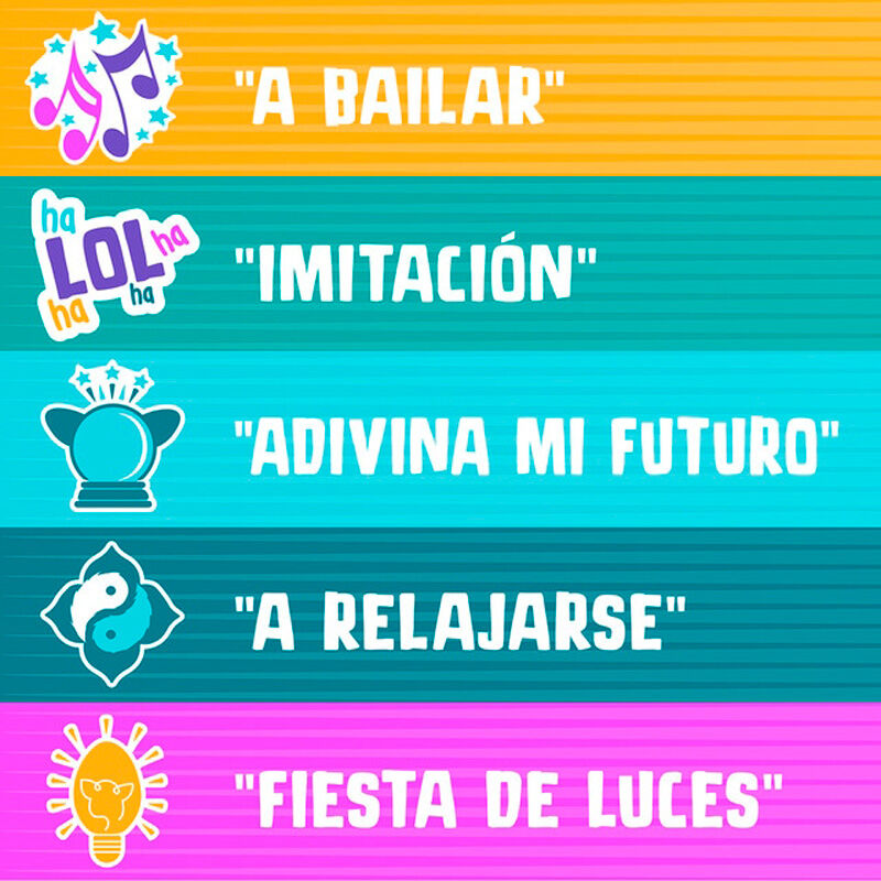 Enfant secouant Furby pour déclencher une réaction amusante