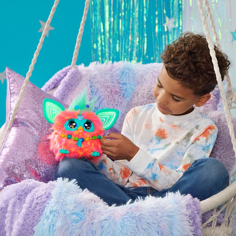 Boîte du produit Furby Spanish avec logo HASBRO et illustrations colorées