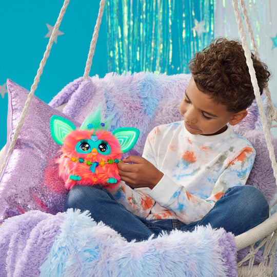 Boîte du produit Furby Spanish avec logo HASBRO et illustrations colorées
