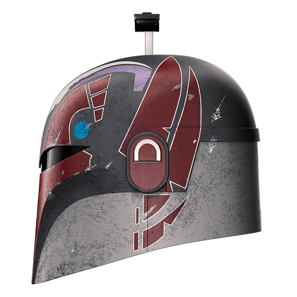 Casque électronique Star Wars posé sur un support avec éclairage mettant en valeur les détails