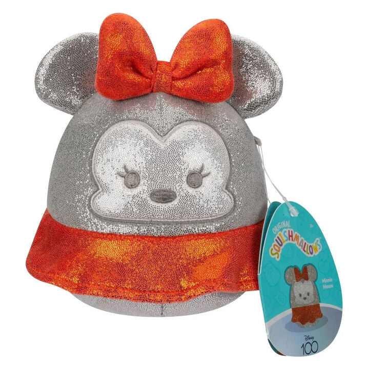 Enfant tenant une peluche Squishmallows Disney 12 cm, sourire aux lèvres