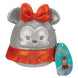 Enfant tenant une peluche Squishmallows Disney 12 cm, sourire aux lèvres