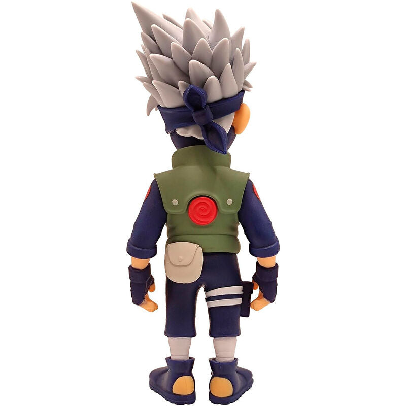 Gros plan sur le visage de Kakashi Minix avec son œil Sharingan distinctif et expression concentrée