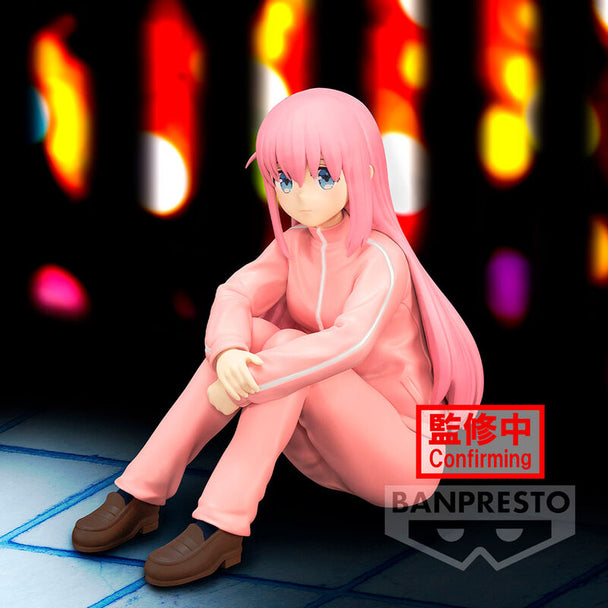 Vue latérale de la figurine BANPRESTO Hitori Gotoh, personnage de Bocchi the Rock!, mettant en valeur la qualité de la peinture et la finesse des traits.