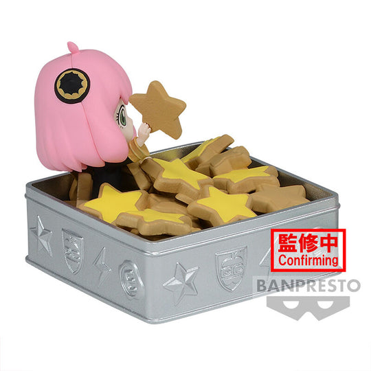 Vue latérale de la figurine Anya Forger montrant son expression faciale caractéristique et sa tenue