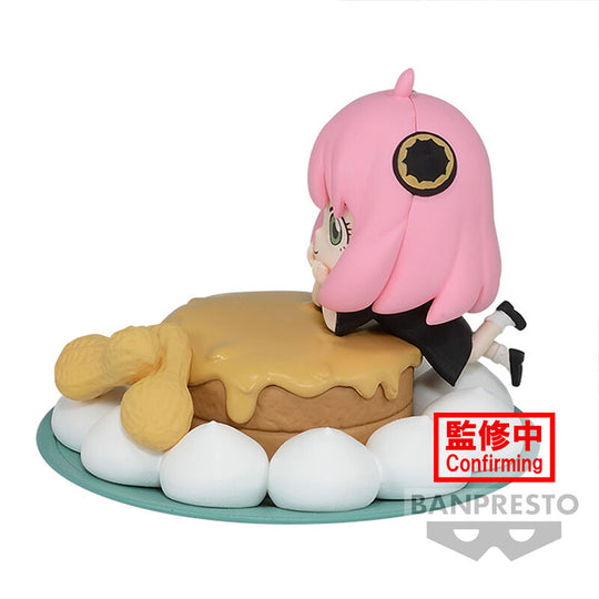 Vue latérale gauche de la figurine Anya Forger montrant les détails de sa tenue