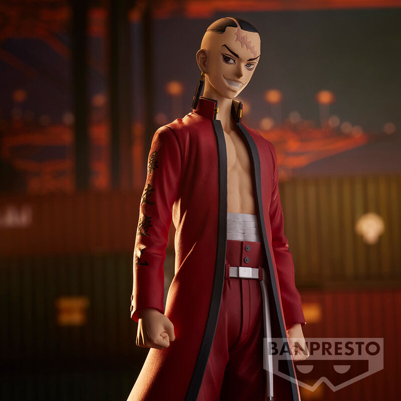 Gros plan sur les détails du visage et des vêtements de la figurine Kakucho Tokyo Revengers