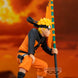 Zoom sur le visage de la figurine Naruto Uzumaki avec ses marques distinctives et cheveux blonds
