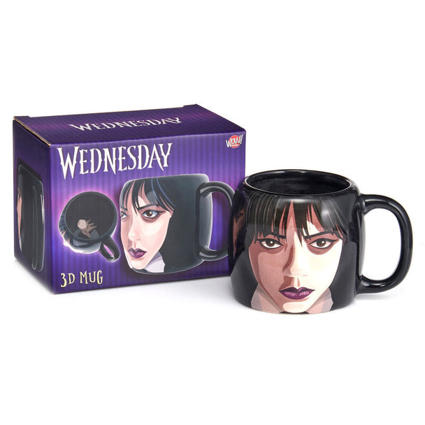 Vue de face du mug 3D Wednesday avec son design détaillé et coloré montrant le personnage emblématique