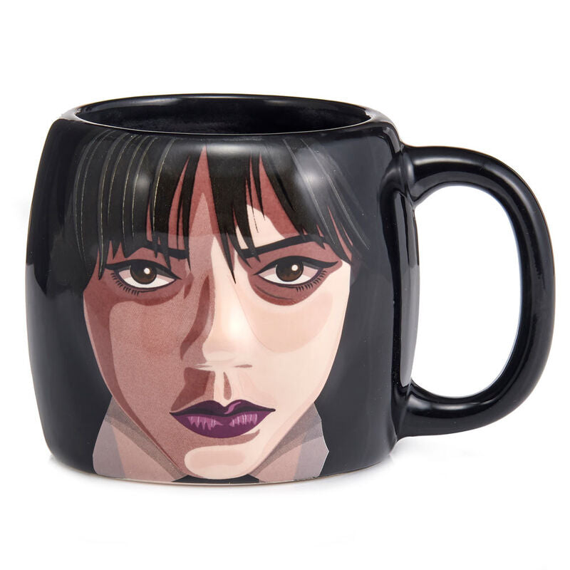 Photo du mug 3D Wednesday mettant en avant la surprise cachée visible au fond après utilisation